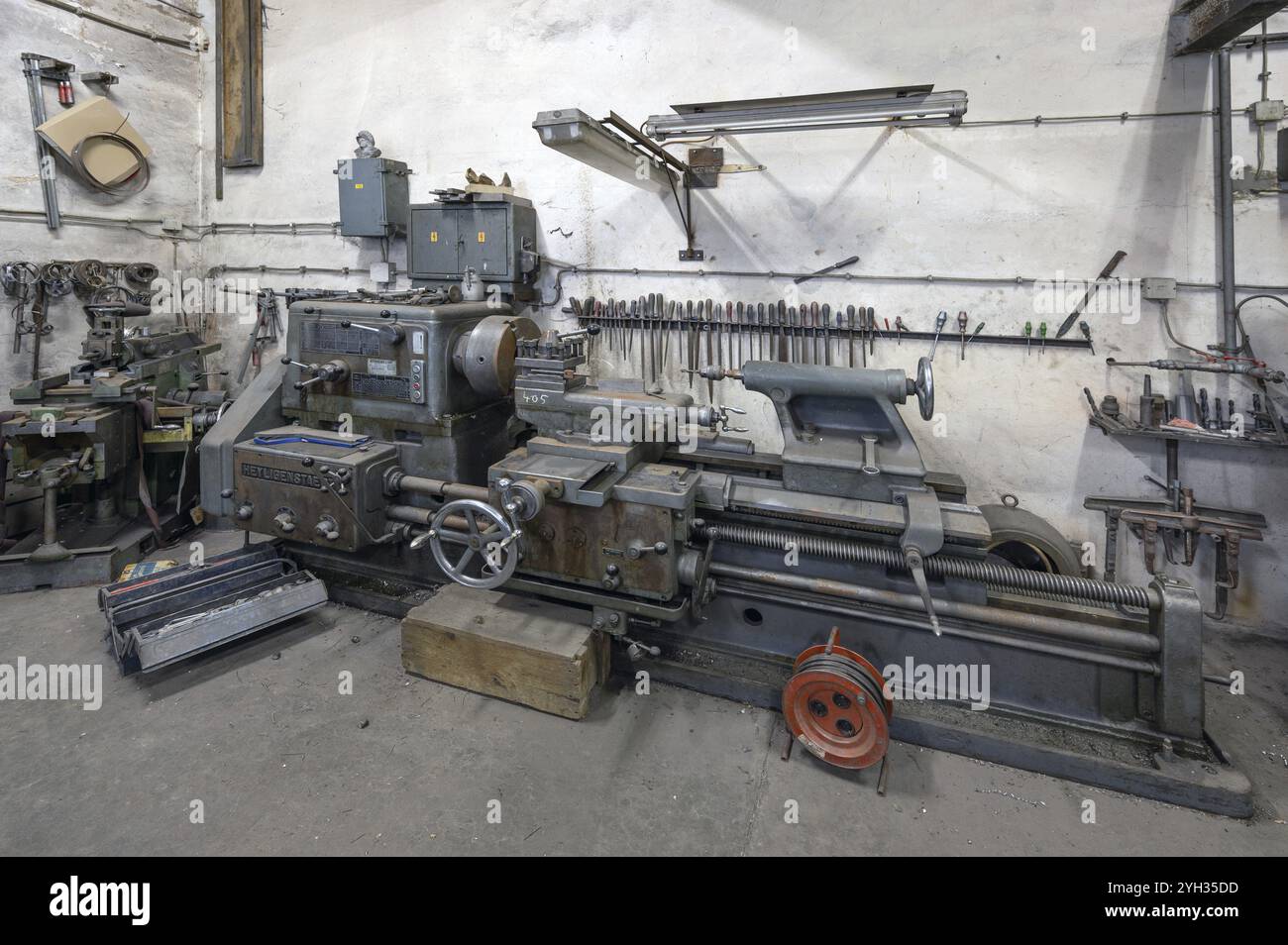Werkstatt mit Großdrehmaschine in einer Metallpulvermühle, gegründet 1900, Igensdorf, Oberfranken, Bayern, Deutschland, Europa Stockfoto