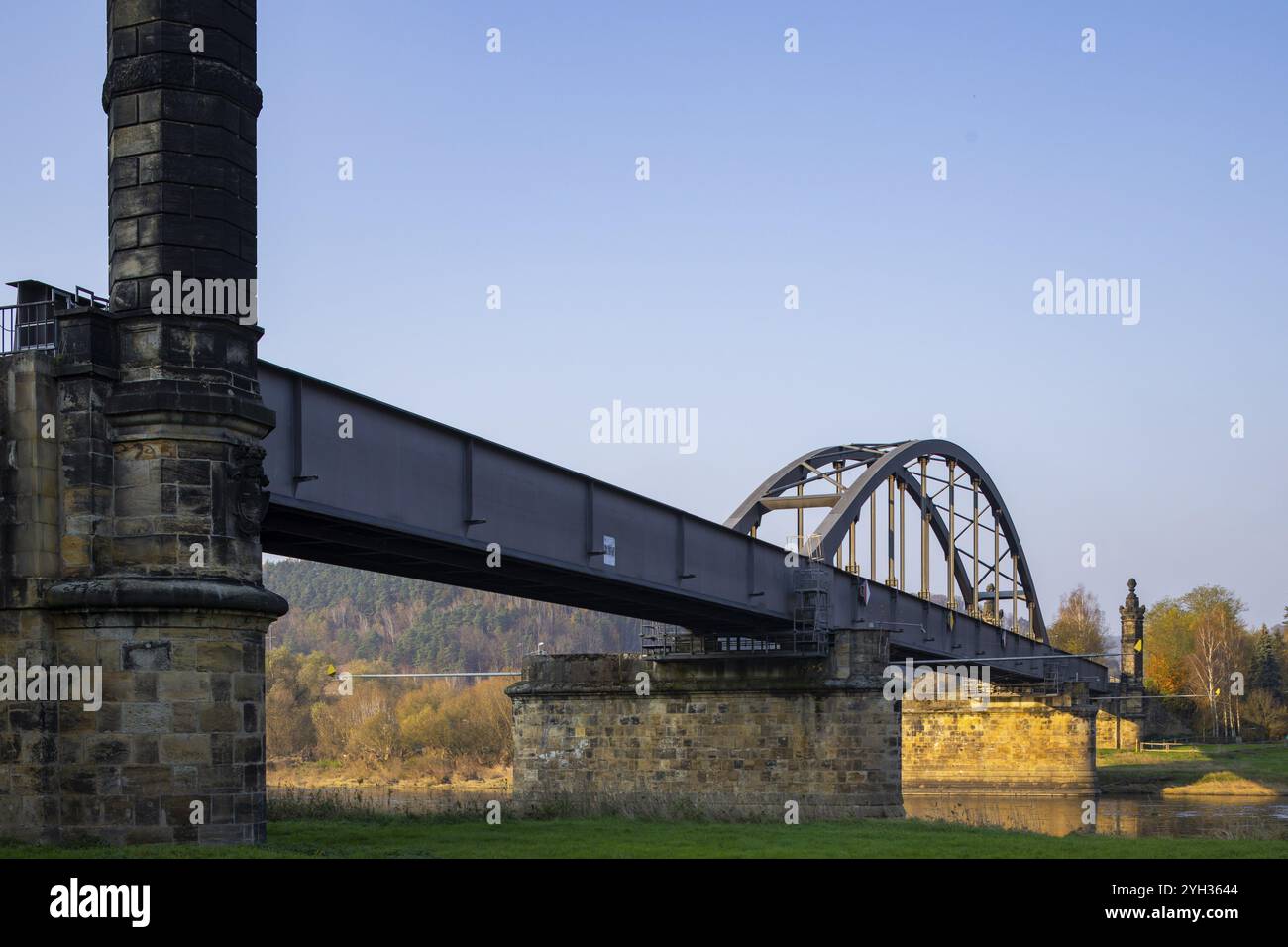 Die Carola-Brücke ist eine 187 m lange Eisenbahnbrücke, die die Elbe zwischen Bad Schandau und Rathmannsdorf am Flusskilometer 11.86., Carola-Brücke B, überspannt Stockfoto