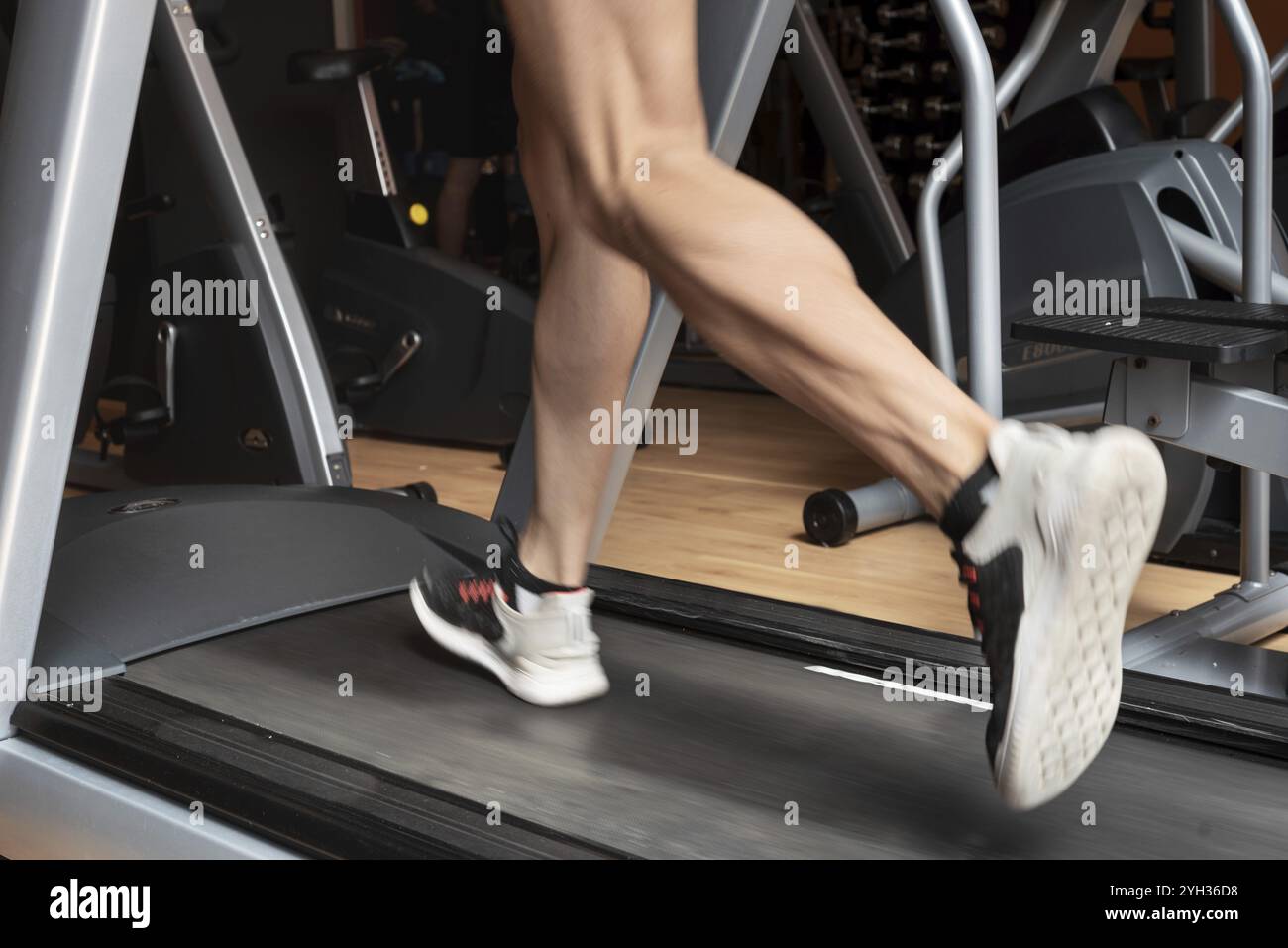 Mann läuft in einem Fitnessstudio auf einem Laufband-Konzept für Sport, Fitness und gesunde Lebensweise Stockfoto