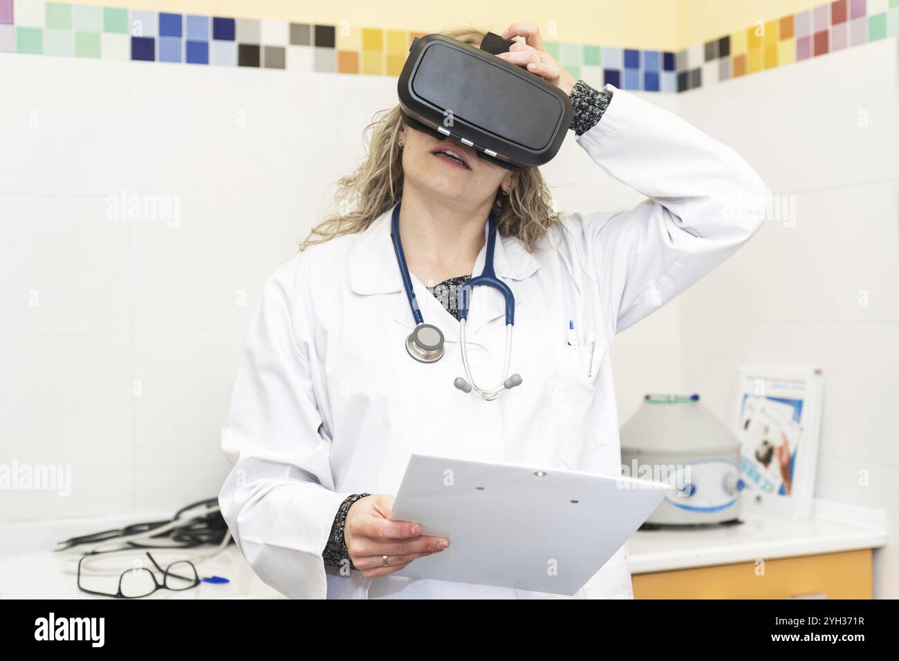 Ärztin mit Virtual reality Brillen. Medizintechnik Konzept Stockfoto