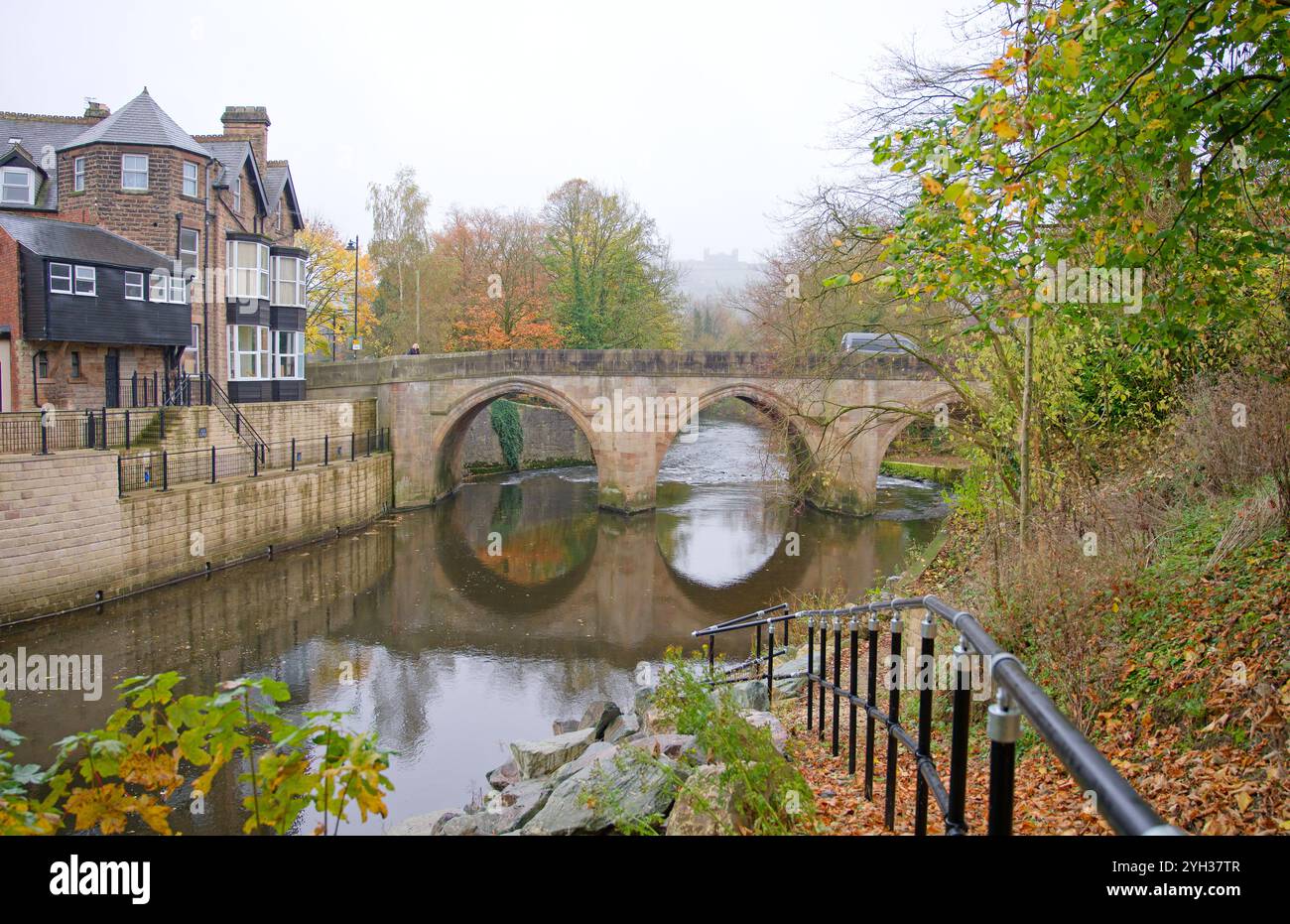 Alte Steinbrücke in Matlock, Derbyshire, Großbritannien Stockfoto