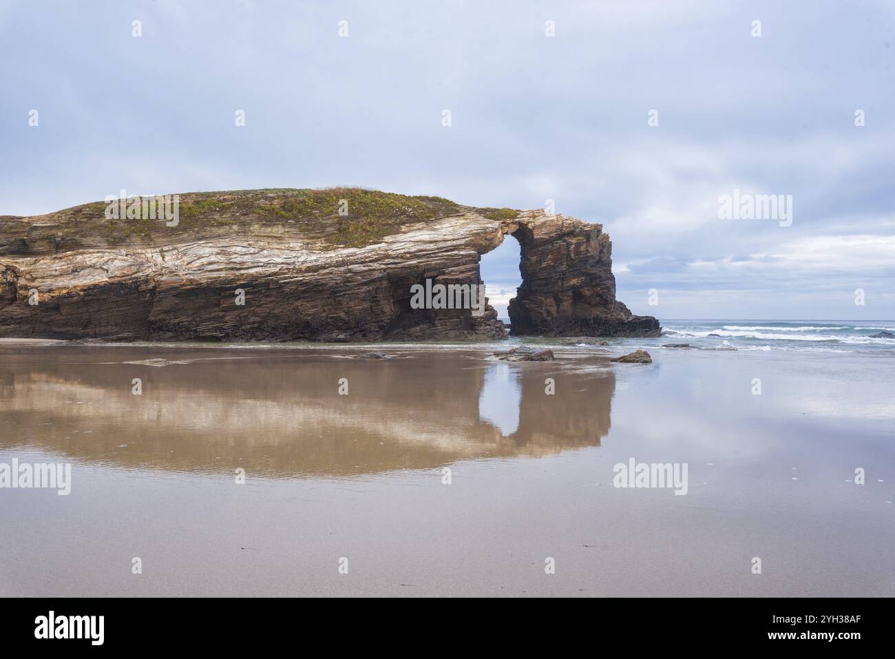 Natürlicher Felsbogen am Strand der Kathedralen in Lugo, Galicien, Spanien, Europa Stockfoto