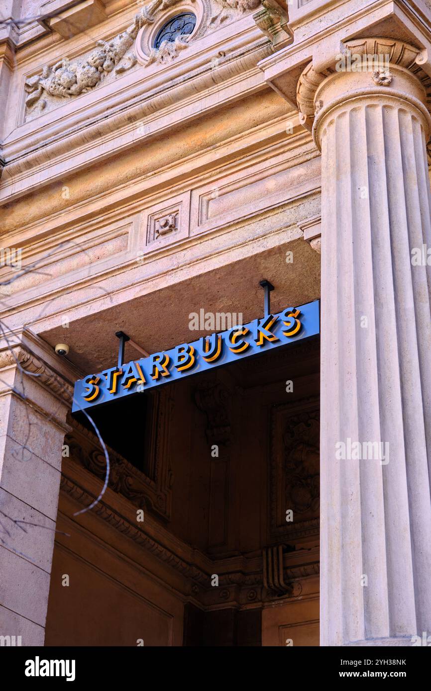 Mailand, Italien, 03.07.2024: Flacher Blick auf den Eingang der berühmten Kaffeemarke starbucks in Mailand. Stockfoto
