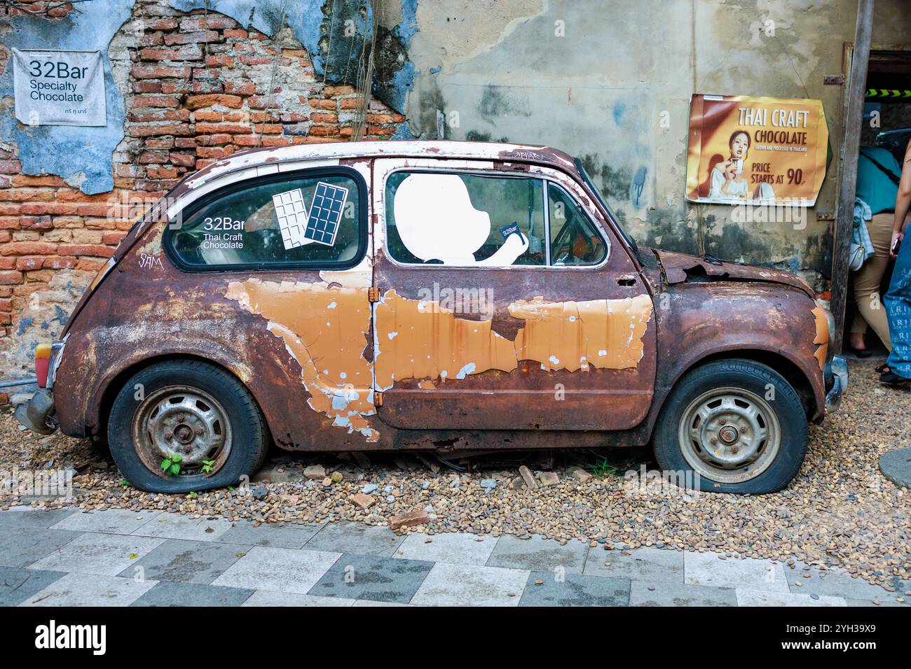 Bangkok, THAILAND - 15. September 2024: Das alte Fiat-Auto in Talad noi ist für Touristen in der Provinz Bangkok, Thailand, sehr berühmt. Stockfoto