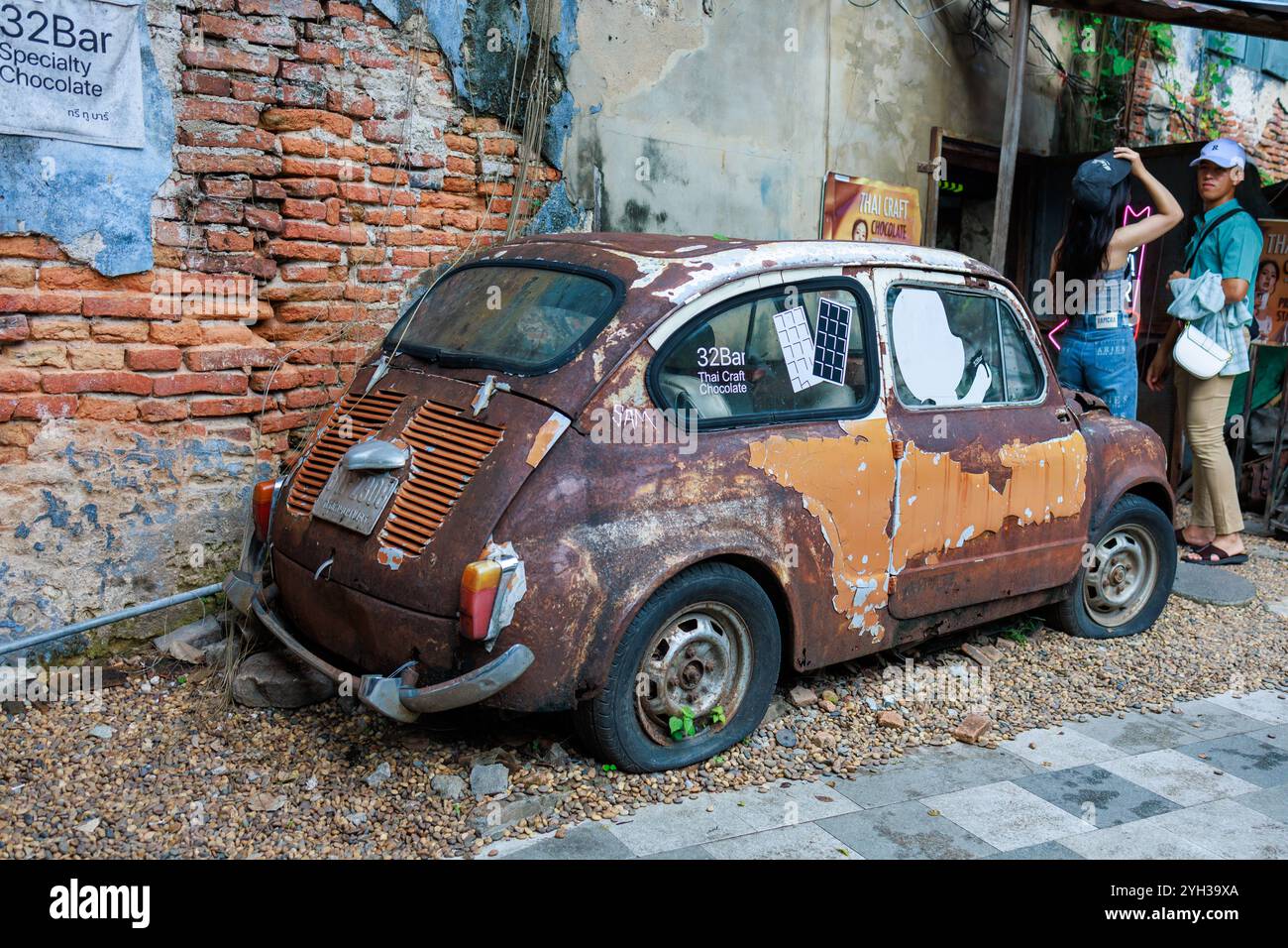 Bangkok, THAILAND - 15. September 2024: Das alte Fiat-Auto in Talad noi ist für Touristen in der Provinz Bangkok, Thailand, sehr berühmt. Stockfoto