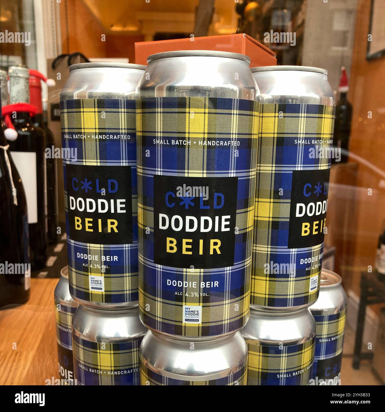 Cold Town Beer, Doddie Weirs Doddie Beir, sammelt Gelder für My Name'5 Doddie Foundation für MND-Forschung, in Schaufensterausstellungen - Smartphone-aufgenommenes Stockfoto