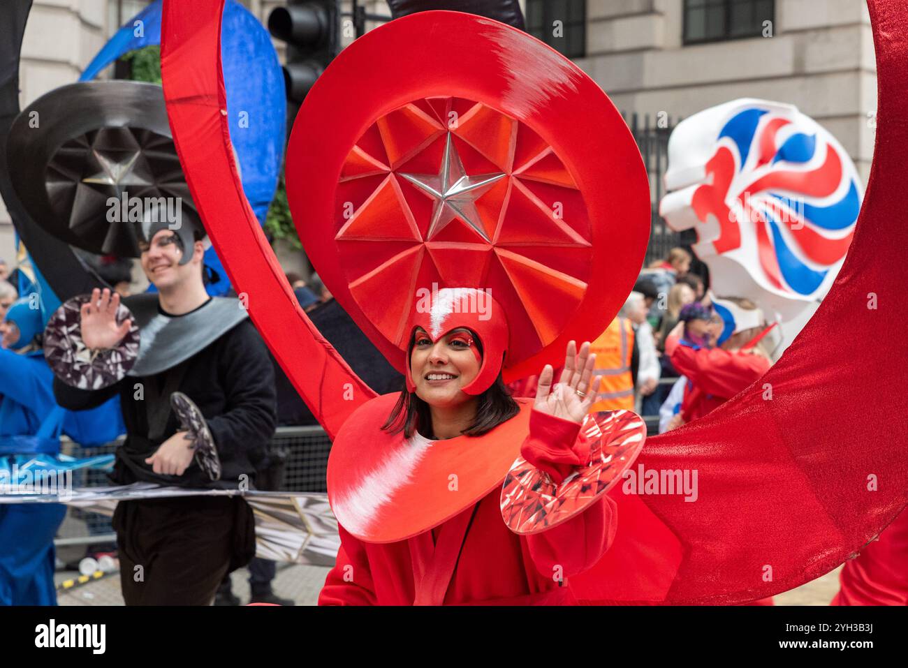 Geflügel, City of London, Vereinigtes Königreich. 9. November 2024. Die historische Lord Mayor’s Show ist über 800 Jahre alt und besteht heute aus Tausenden von Teilnehmern, die von Guildhall nach Westminster reisen. City of London Solicitors’ Company Teilnehmer in farbenfrohen Kostümen Stockfoto