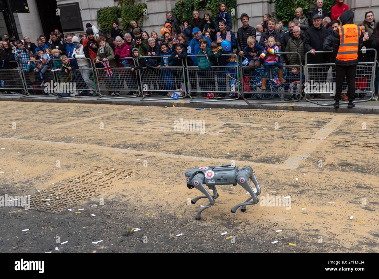 Geflügel, City of London, Vereinigtes Königreich. 9. November 2024. Die historische Lord Mayor’s Show ist über 800 Jahre alt und besteht heute aus Tausenden von Teilnehmern, die von Guildhall nach Westminster reisen. Unitree Go2 Air Robot Dog mit der ZJUKA Gruppe Stockfoto
