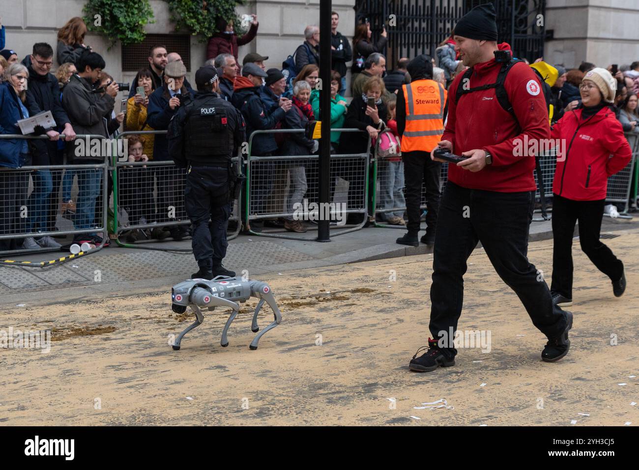 Geflügel, City of London, Vereinigtes Königreich. 9. November 2024. Die historische Lord Mayor’s Show ist über 800 Jahre alt und besteht heute aus Tausenden von Teilnehmern, die von Guildhall nach Westminster reisen. Unitree Go2 Air Robot Dog mit der ZJUKA Gruppe Stockfoto