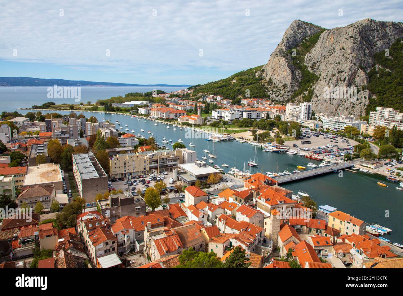 Omis Kroatien - 30. September 2024; malerische Stadt in Dalmatien, wo der Fluss Cetina auf die Adria trifft. Stockfoto