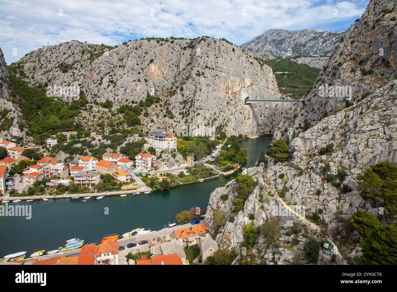 Omis Kroatien - 30. September 2024; malerische Stadt in Dalmatien, wo der Fluss Cetina auf die Adria trifft. Stockfoto