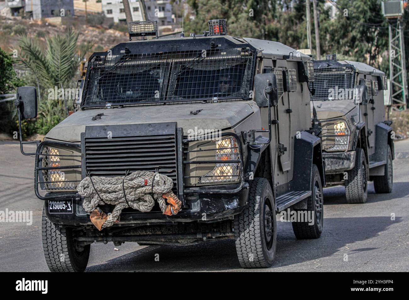 Jenin, Palästina. November 2024. Israelische Militärfahrzeuge umzingelten ein Haus, das von einem Palästinenser bewohnt wurde, und sperrten die Straße während eines Überfalls, um einen Palästinenser im Dorf Aqaba, südlich der Stadt Dschenin, im nördlichen Westjordanland, zu verhaften. Stundenlang brachen Zusammenstöße zwischen Palästinensern und israelischen Truppen aus, die zum Tod eines Palästinensers führten, dessen Leiche von der Armee festgenommen wurde, und zur Verletzung eines anderen bei einer Militäroperation der israelischen Streitkräfte. (Foto: Nasser Ishtayeh/SOPA Images/SIPA USA) Credit: SIPA USA/Alamy Live News Stockfoto