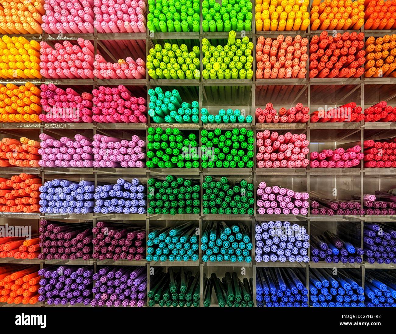 Ein breites Spektrum an mehrfarbigen Textmarker-Stiften. Stockfoto