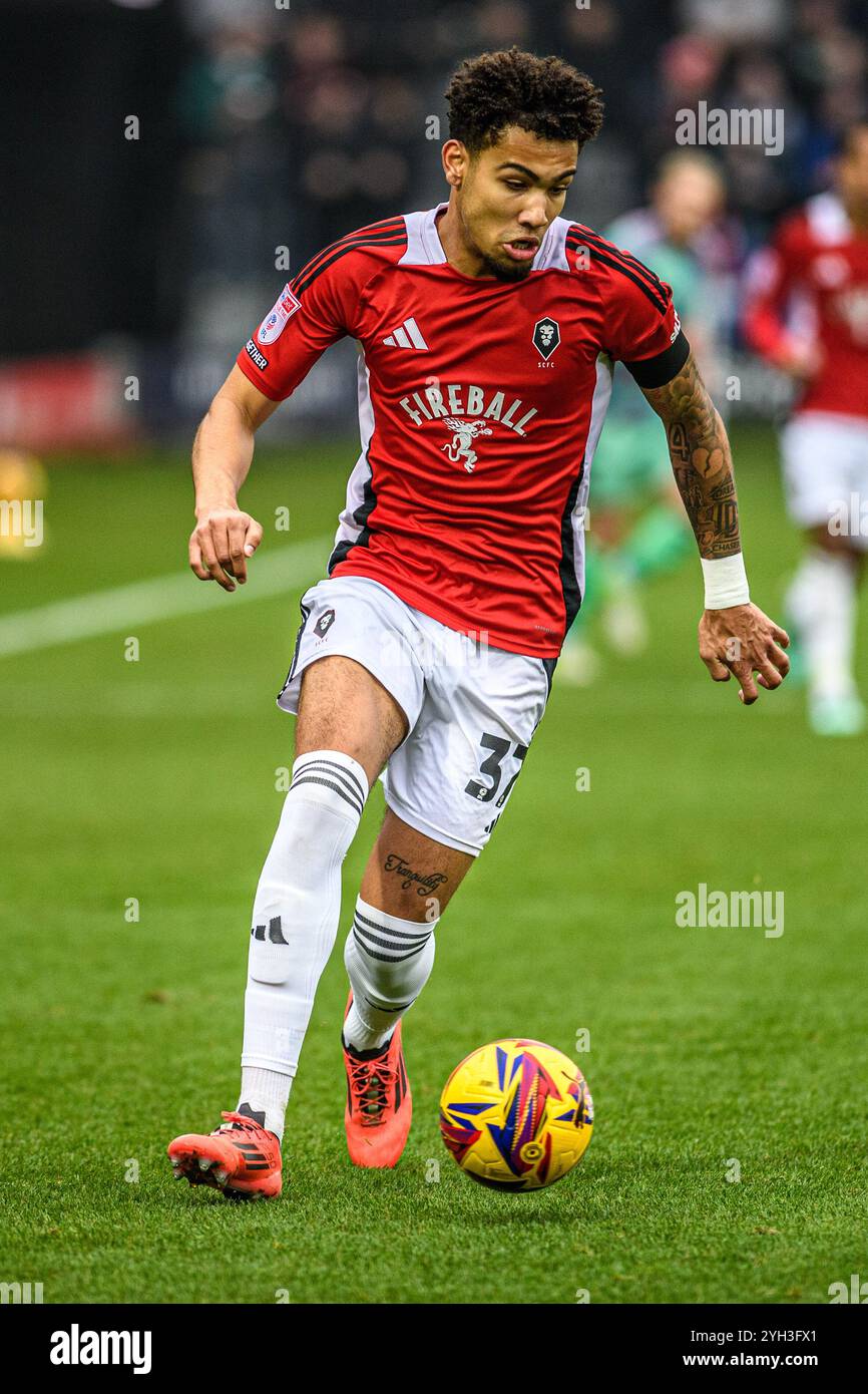 Francis Okoronkwo vom FC Salford City während des Spiels der Sky Bet League 2 zwischen Salford City und Carlisle United im Peninsula Stadium in Salford am Samstag, den 9. November 2024. (Foto: Ian Charles | MI News) Credit: MI News & Sport /Alamy Live News Stockfoto