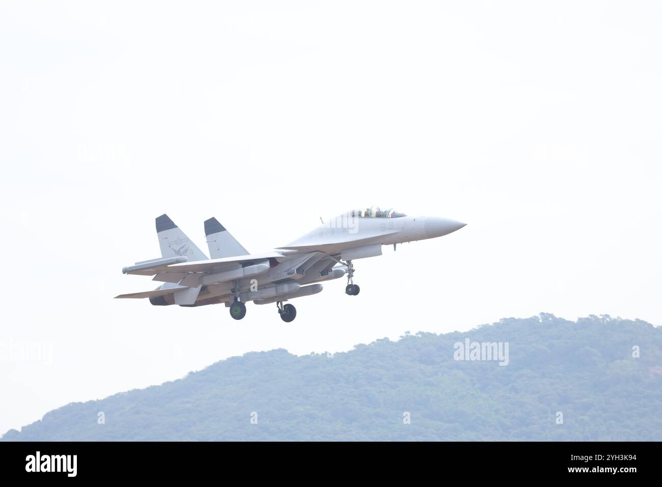 Zhuhai, chinesische Provinz Guangdong. November 2024. Ein J-15-Kampfflugzeug führt adaptives Training für die kommende 15. Airshow China in Zhuhai, südchinesischer Provinz Guangdong, am 9. November 2024 durch. Die 15. China International Aviation and Aerospace Exhibition, auch bekannt als Airshow China, findet vom 12. Bis 17. November in Zhuhai statt. Quelle: Ma Ruizhao/Xinhua/Alamy Live News Stockfoto