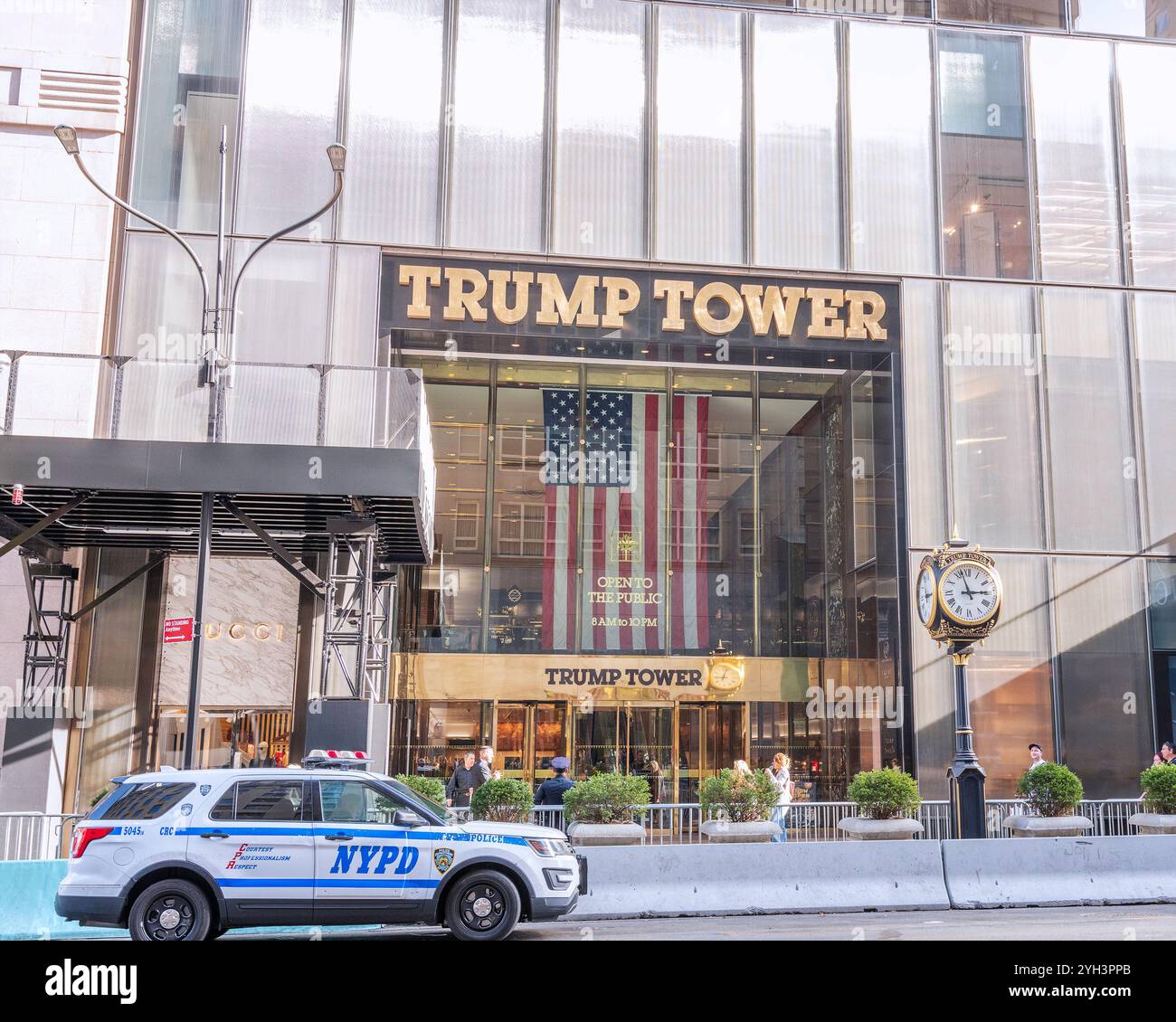 New York, New York, USA – 30. Oktober 2024: Außenansicht des Trump Tower-Gebäudes an der Fifth Avenue in Manhattan in New York, New York, USA. Stockfoto