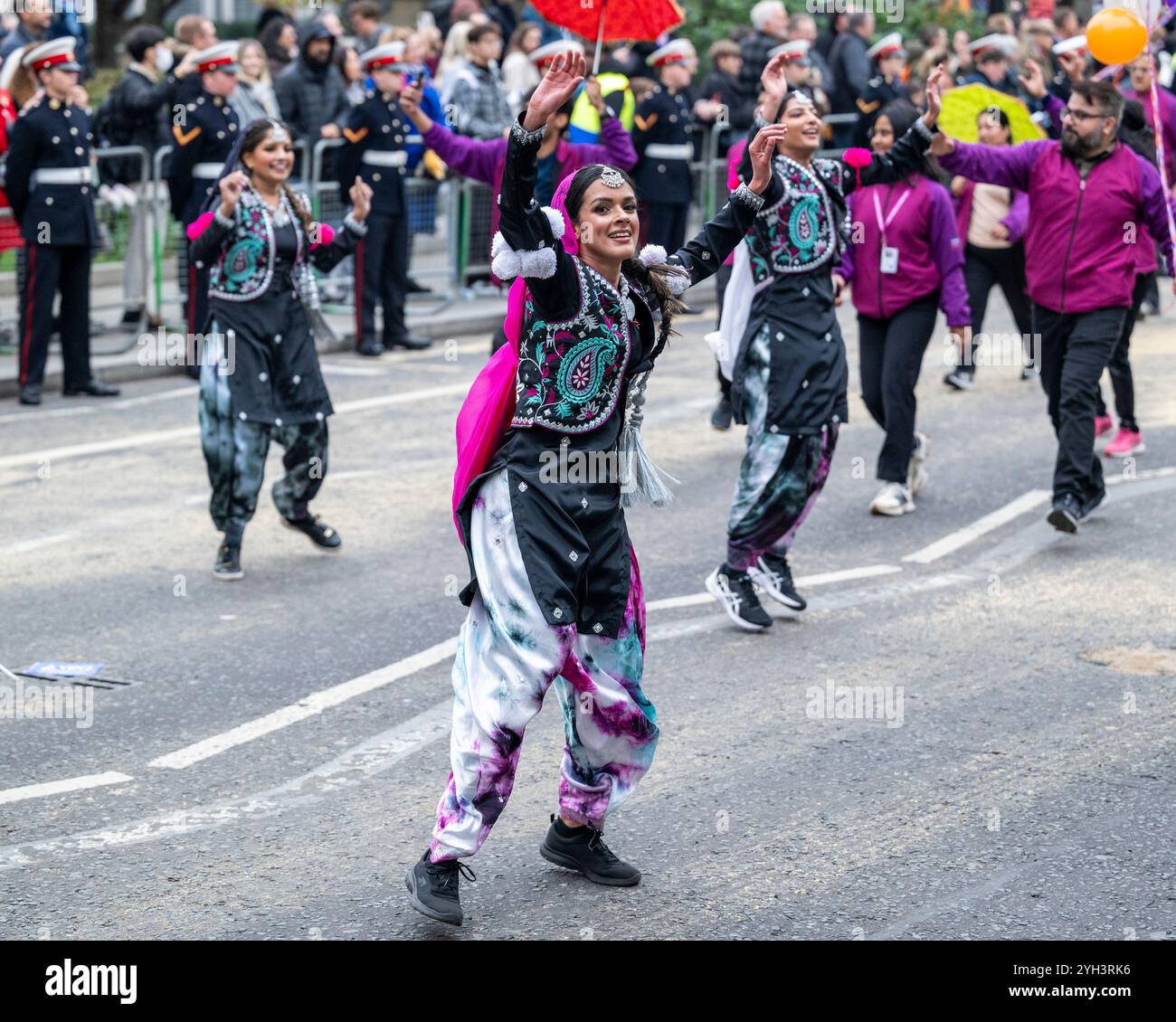 London, Großbritannien. 9. November 2024. State Bank of India Tänzer in der Lord Mayor's Show, der ältesten und größten Bürgerprozession der Welt, die auf das frühe 13. Jahrhundert zurückgeht, als König John der City of London gewährte, einen eigenen Bürgermeister zu ernennen. In diesem Jahr ist der neu gewählte Stadtrat Alastair King DL der 696. Lord Mayor of the City of London und macht sich während der Lord Mayor’s Show von der Stadt nach Westminster auf den Weg, um der Krone Loyalität zu schwören. Quelle: Stephen Chung / Alamy Live News Stockfoto