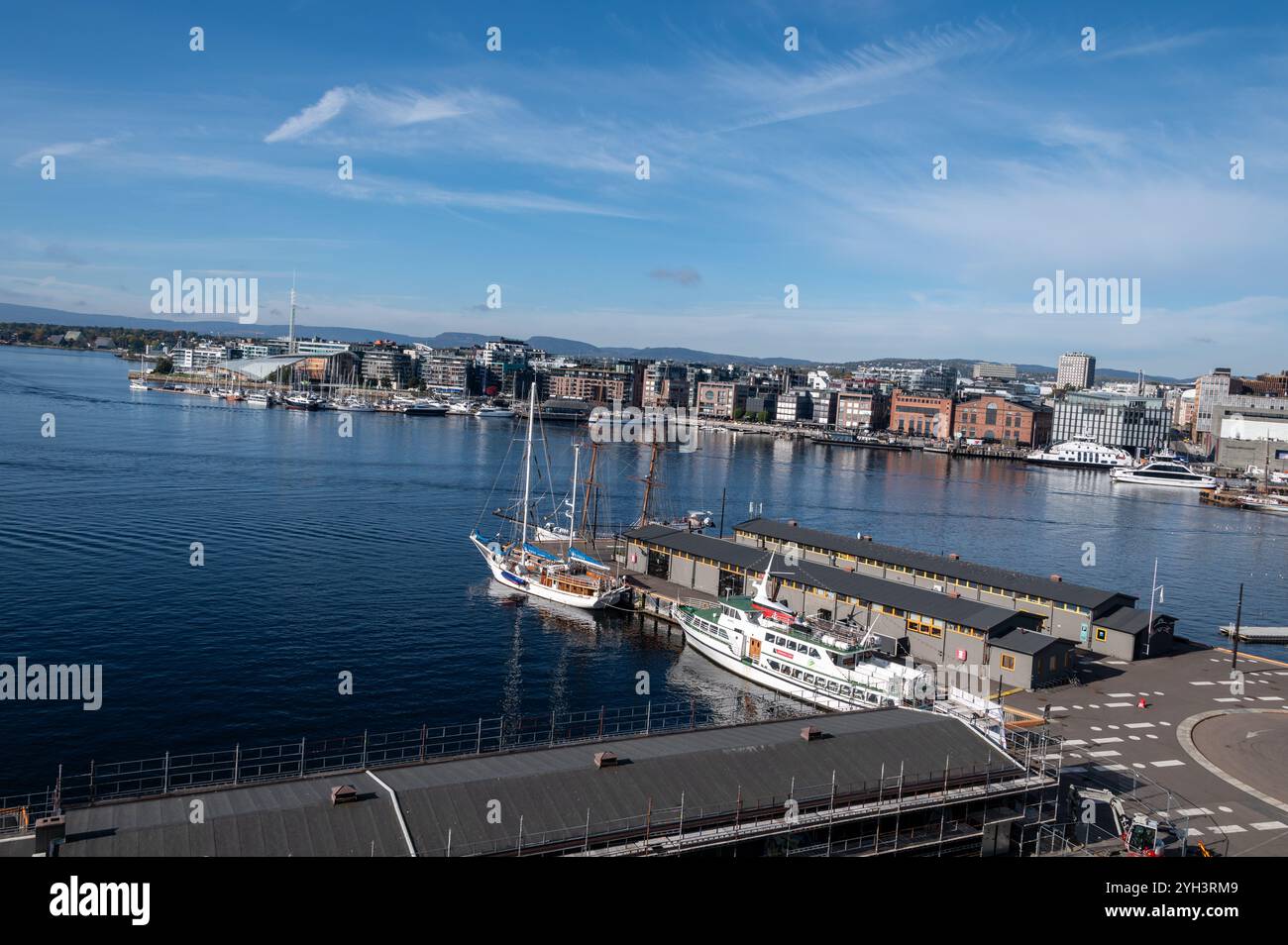 Blick auf den Oslofjord und den Hafen aus dem 13. Jahrhundert errichtete mittelalterliche Akershus-Festung, auch bekannt als Oslo-Burg in Oslo, Norwegen. Das Schloss ist Stockfoto