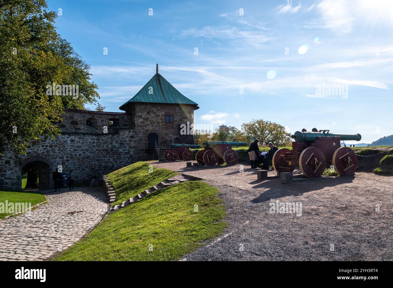 Eine Reihe von Kanonen säumt die Festungen der mittelalterlichen Akershus-Festung aus dem 13. Jahrhundert, auch bekannt als Oslo-Burg in Oslo, Norwegen Stockfoto
