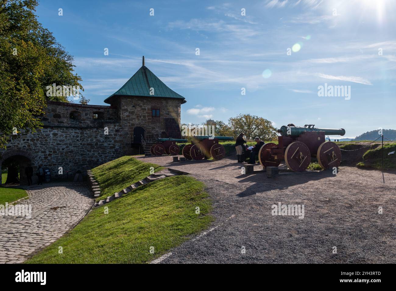 Eine Reihe von Kanonen säumt die Festungen der mittelalterlichen Akershus-Festung aus dem 13. Jahrhundert, auch bekannt als Oslo-Burg in Oslo, Norwegen Stockfoto