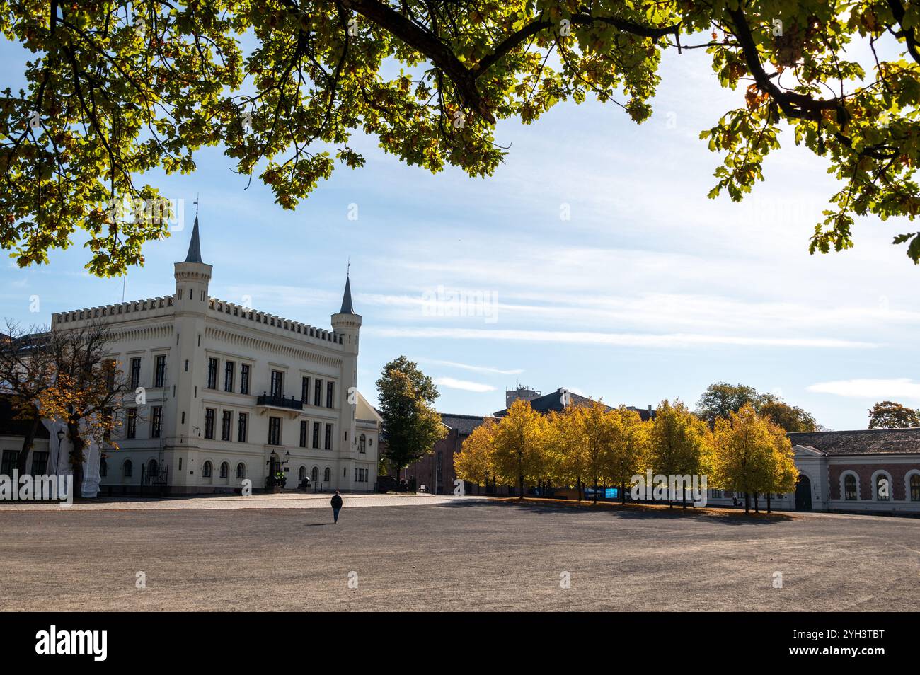 Das Museum der norwegischen Streitkräfte befindet sich neben der Akershus-Festung, auch bekannt als Oslo-Schloss in Oslo, Norwegen. Oslos Armed Forces Museum ist ein Militär Stockfoto