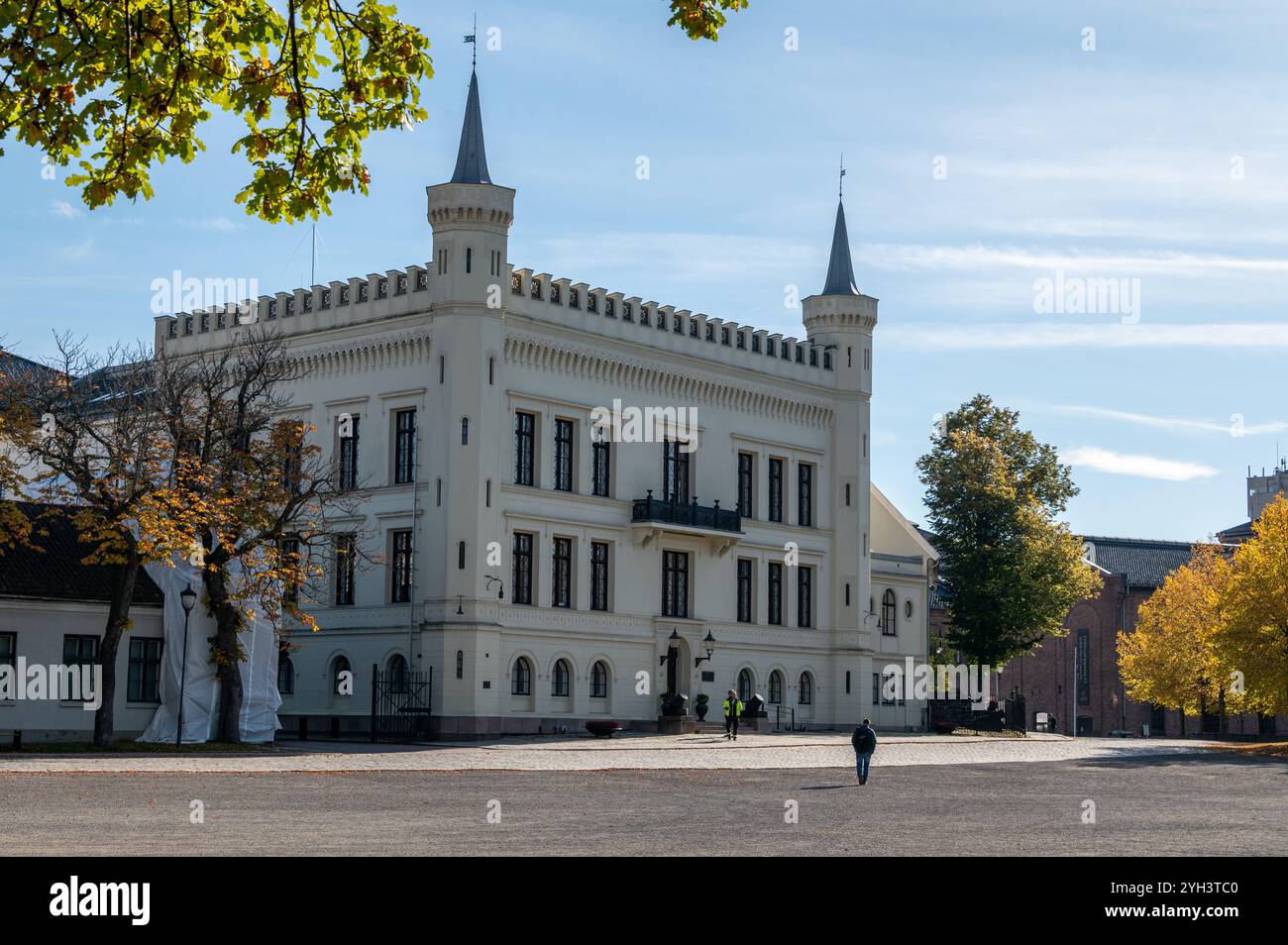 Das Museum der norwegischen Streitkräfte befindet sich neben der Akershus-Festung, auch bekannt als Oslo-Schloss in Oslo, Norwegen. Oslos Armed Forces Museum ist ein Militär Stockfoto