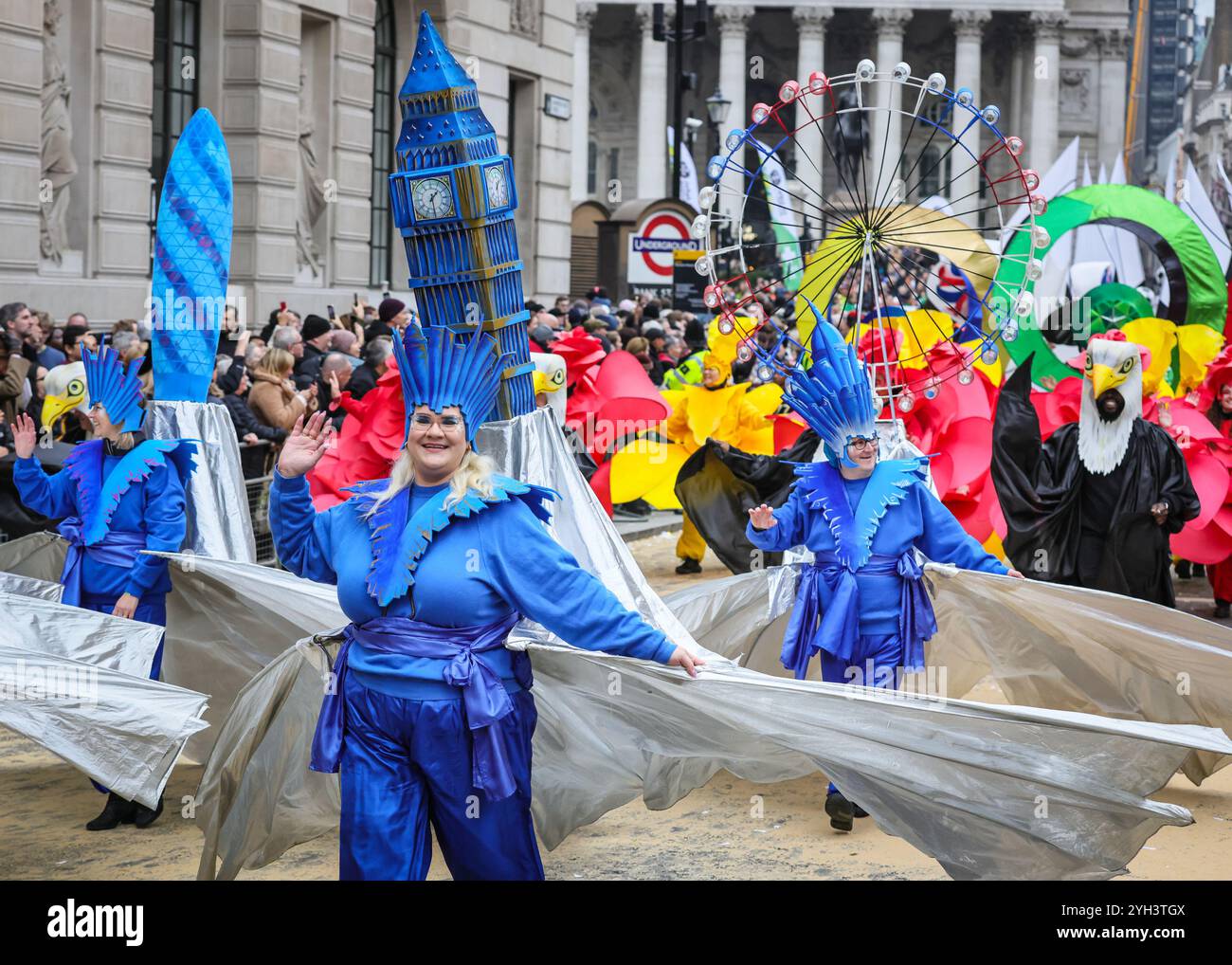 London, Großbritannien. November 2024. Die City of London Solicitors' Company mit einer farbenfrohen Ausstellung. Die Lord Mayor's Show, eine farbenfrohe Prozession aus dem 13. Jahrhundert, beginnt im Mansion House durch die City of London über St Paul's zu den königlichen Höfen und zurück. Mehr als 120 Wagen und viele Gruppen aus den Worshipful-Unternehmen, Stadthandwerken, Wohltätigkeitsorganisationen, dem Militär und anderen nehmen in diesem Jahr Teil. Quelle: Imageplotter/Alamy Live News Stockfoto