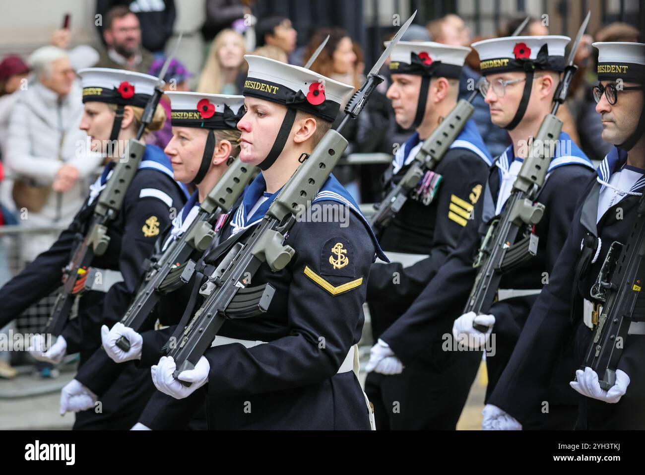 London, Großbritannien. November 2025. Das Royal Naval Reserve von der HMS President Stone Fregatte. Die Lord Mayor's Show, eine farbenfrohe Prozession aus dem 13. Jahrhundert, beginnt im Mansion House durch die City of London über St Paul's zu den königlichen Höfen und zurück. Mehr als 120 Wagen und viele Gruppen aus den Worshipful-Unternehmen, Stadthandwerken, Wohltätigkeitsorganisationen, dem Militär und anderen nehmen in diesem Jahr Teil. Quelle: Imageplotter/Alamy Live News Stockfoto