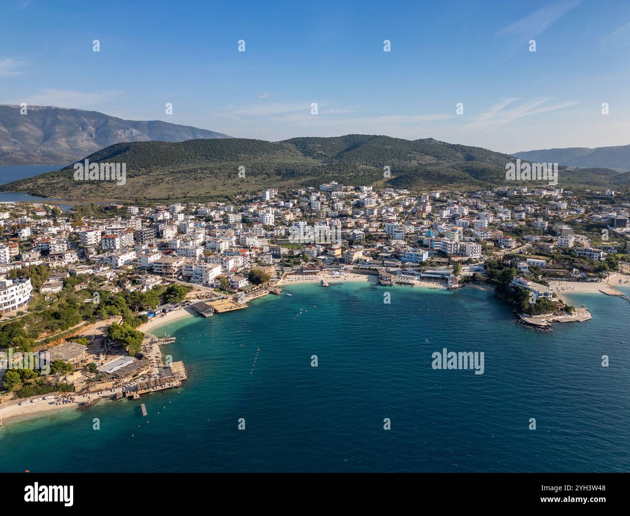 Drohnenfoto der Küstenstadt Ksamil. Ksamil ist ein Urlaubsziel an der albanischen riviera mit vielen Hotels und Stränden. Stockfoto
