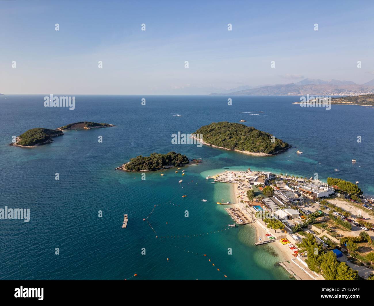 Drohnenfoto der Küstenstadt Ksamil. Ksamil ist ein Urlaubsziel an der albanischen riviera mit vielen Hotels und Stränden. Stockfoto