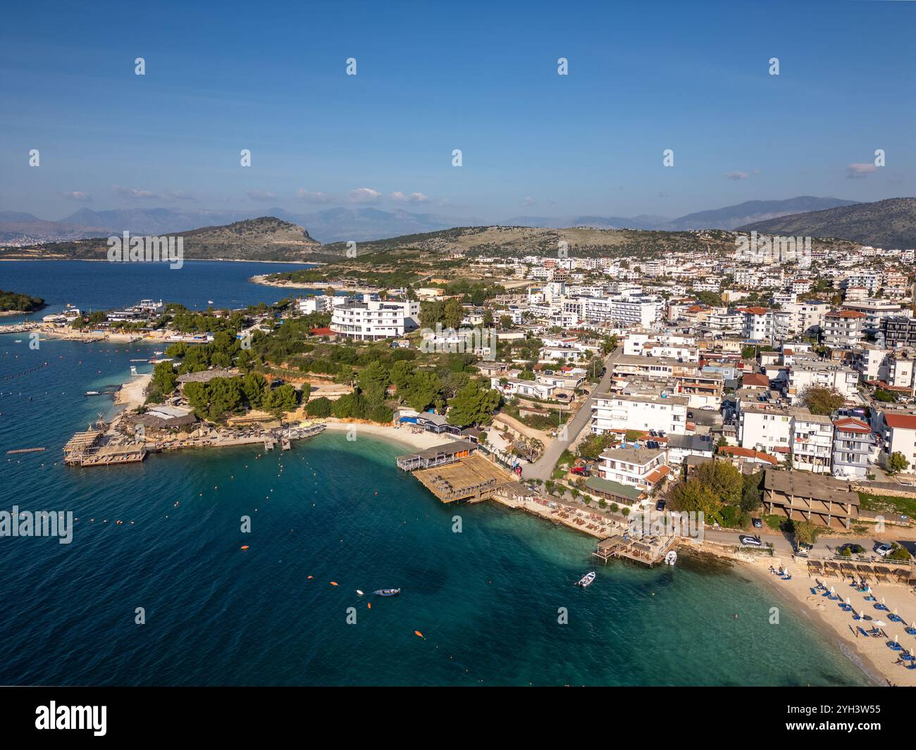 Drohnenfoto der Küstenstadt Ksamil. Ksamil ist ein Urlaubsziel an der albanischen riviera mit vielen Hotels und Stränden. Stockfoto