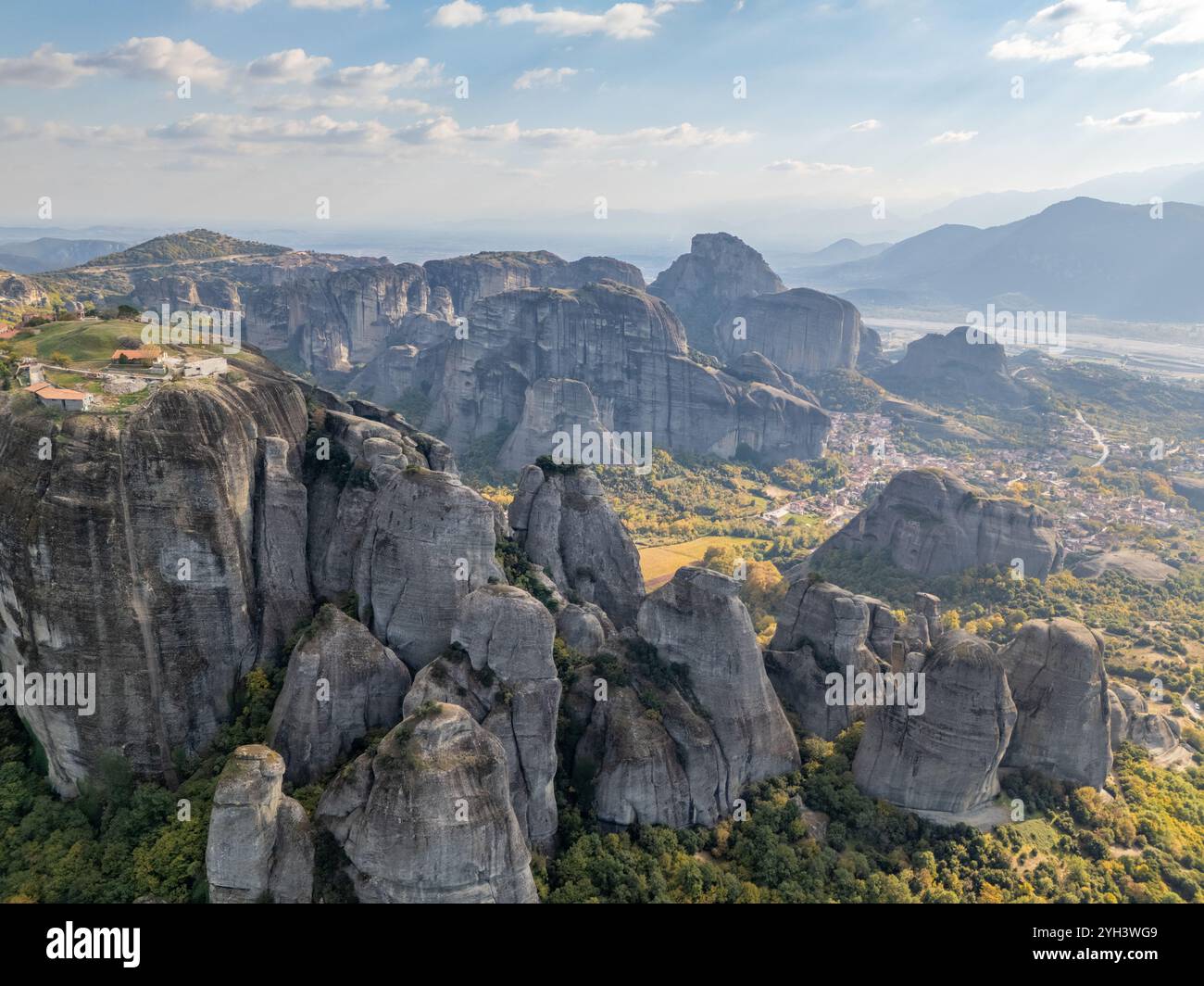 Luftdrohnenfoto der berühmten Berge von Meteora mit Abteien auf der Spitze in Kalampaka Griechenland. Stockfoto