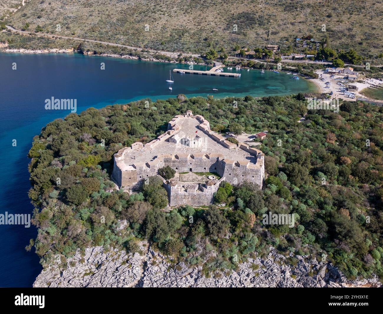 Luftdrohnenfoto der alten Festung in Porto Palermo, Albanien. Stockfoto
