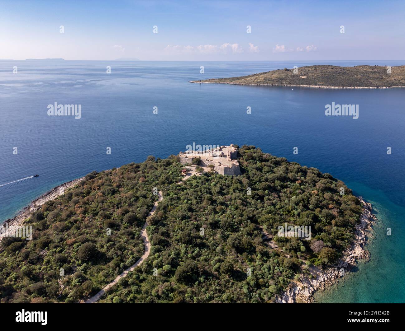 Luftdrohnenfoto der alten Festung in Porto Palermo, Albanien. Stockfoto