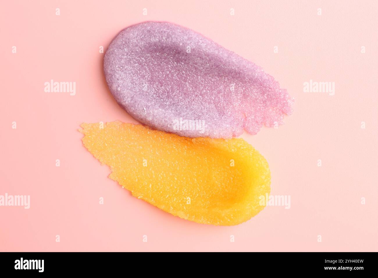 Abstriche von Körperpeelungen auf hellrosa Hintergrund, Draufsicht Stockfoto