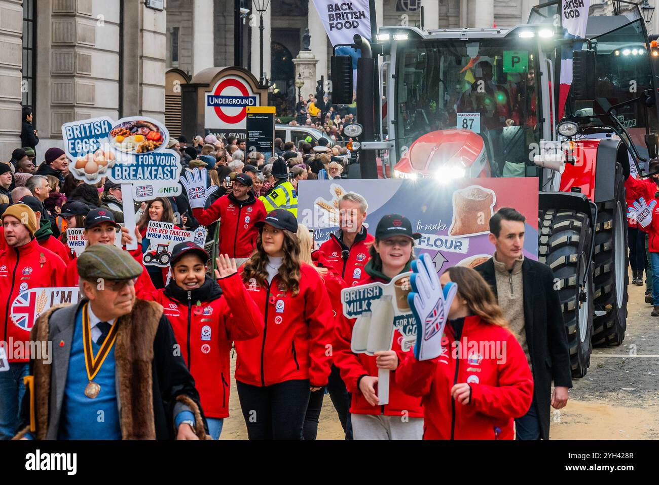 London, Großbritannien. November 2024. Die Lord Mayor's Show 2024 stellt den 696. Lord Mayor of London, Alderman Alastair King of the Queenhithe Ward vor. Die Show geht auf das frühe 13. Jahrhundert zurück, als König John der Stadt London gewährte, einen eigenen Bürgermeister zu ernennen. Er bestand darauf, dass jeder neu gewählte Bürgermeister flussaufwärts zum entfernten Westminster kommen und der Krone Loyalität schwören müsse. Die Bürgermeister machen diese Reise seit über 800 Jahren. Guy Bell/Alamy Live News Stockfoto