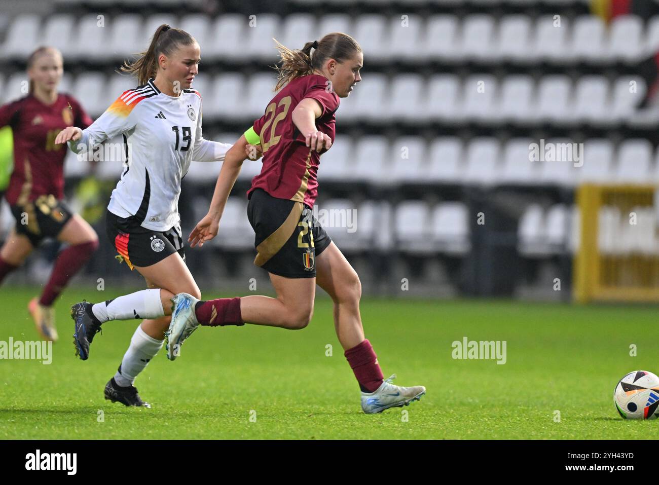 Samira Di Lauro (19) aus Deutschland und Clementine Reynebeau (22) aus Belgien, dargestellt während eines Fußballspiels zwischen den Nationalfrauen unter 17 Mannschaften aus Deutschland und Belgien in der U17-UEFA-U17-Runde 1 Spieltag 3 in der Gruppe A2 am Samstag, 9. November 2024 in Tubize , Belgien . FOTO SPORTPIX | David Catry Stockfoto