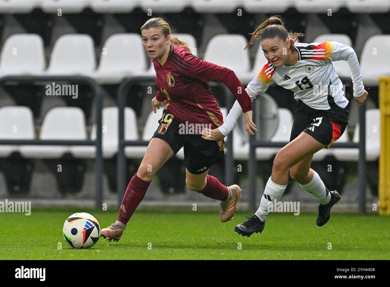 Lotte Vanderhaegen (19) aus Belgien und Samira Di Lauro (19) aus Deutschland, dargestellt während eines Fußballspiels zwischen den Nationalfrauen unter 17 Mannschaften aus Deutschland und Belgien in der U17-UEFA-U17-Runde 1 Spieltag 3 in der Gruppe A2 am Samstag, 9. November 2024 in Tubize , Belgien . FOTO SPORTPIX | David Catry Stockfoto