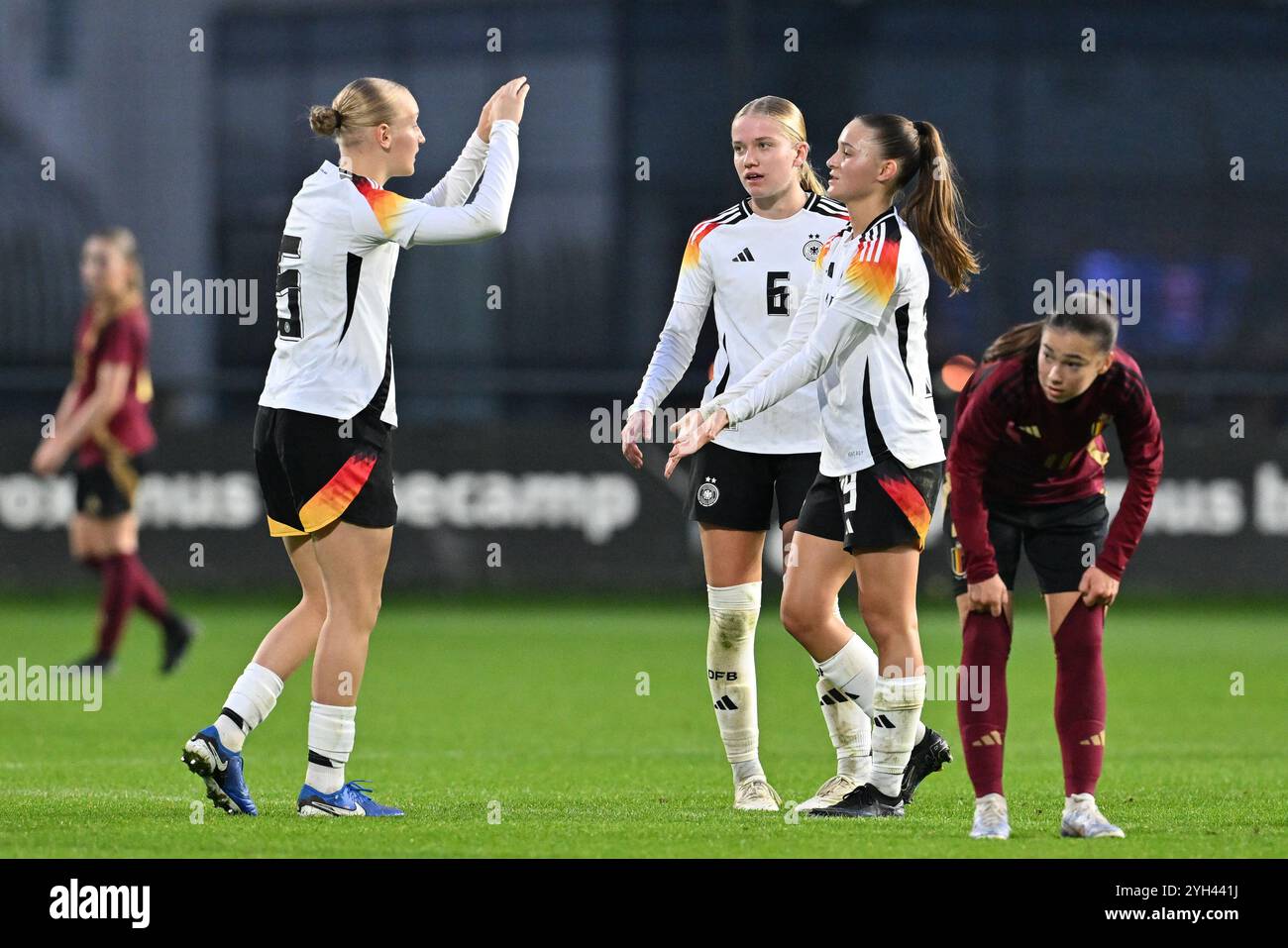 Deutsche Spieler mit Luzie Zahringer (5), Marie Gmeineder (6) und Samira Di Lauro (19) feierten im Bild ein Fußballspiel zwischen den Nationalfrauen unter 17 Mannschaften Deutschlands und Belgiens in der UEFA-U17-Wettkampfrunde 1 Spieltag 3 in der Gruppe A2 am Samstag, 9. November 2024 in Tubize, Belgien . FOTO SPORTPIX | David Catry Stockfoto