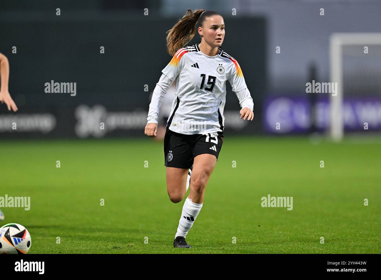 Samira Di Lauro (19) aus Deutschland, dargestellt während eines Fußballspiels zwischen den deutschen und belgischen U17-Nationalmannschaften in der UEFA-U17-Wettkampfrunde 1 Spieltag 3 in der Gruppe A2 am Samstag, 9. November 2024 in Tubize , Belgien . FOTO SPORTPIX | David Catry Stockfoto