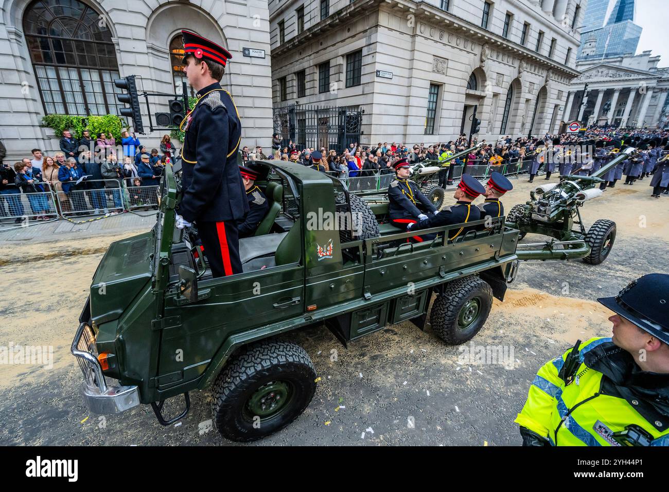 London, Großbritannien. November 2024. Die Lord Mayor's Show 2024 stellt den 696. Lord Mayor of London, Alderman Alastair King of the Queenhithe Ward vor. Die Show geht auf das frühe 13. Jahrhundert zurück, als König John der Stadt London gewährte, einen eigenen Bürgermeister zu ernennen. Er bestand darauf, dass jeder neu gewählte Bürgermeister flussaufwärts zum entfernten Westminster kommen und der Krone Loyalität schwören müsse. Die Bürgermeister machen diese Reise seit über 800 Jahren. Guy Bell/Alamy Live News Stockfoto