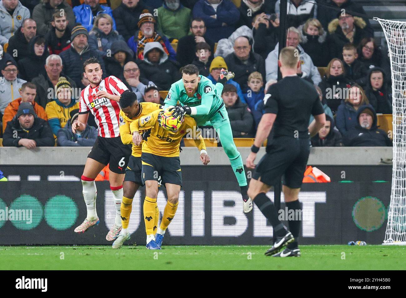 Molineux, Wolverhampton am Samstag, den 9. November 2024. #1, Torhüter José Sá von Wolves in Aktion während des Premier League-Spiels zwischen Wolverhampton Wanderers und Southampton in Molineux, Wolverhampton am Samstag, den 9. November 2024. (Foto: Stuart Leggett | MI News) Credit: MI News & Sport /Alamy Live News Stockfoto