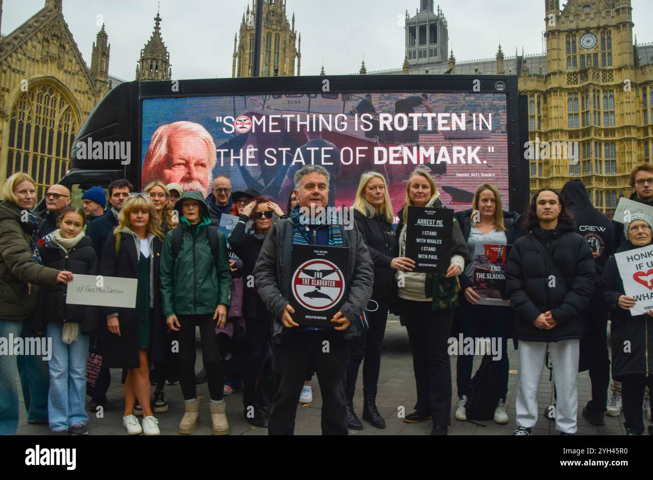 London, Großbritannien. November 2024. Demonstranten versammeln sich vor dem Parlament in Westminster, um den Gründer und Anti-Walfang-Aktivist Paul Watson zu unterstützen. Watson, ein US-amerikanischer und kanadischer Staatsbürger, wurde in Grönland verhaftet und wird in Japan wegen Komplizin wegen Übergriffs- und Schiffsübertretens angeklagt, was dazu führen könnte, dass er zu einer 15-jährigen Haftstrafe verurteilt wurde. Quelle: Vuk Valcic/Alamy Live News Stockfoto