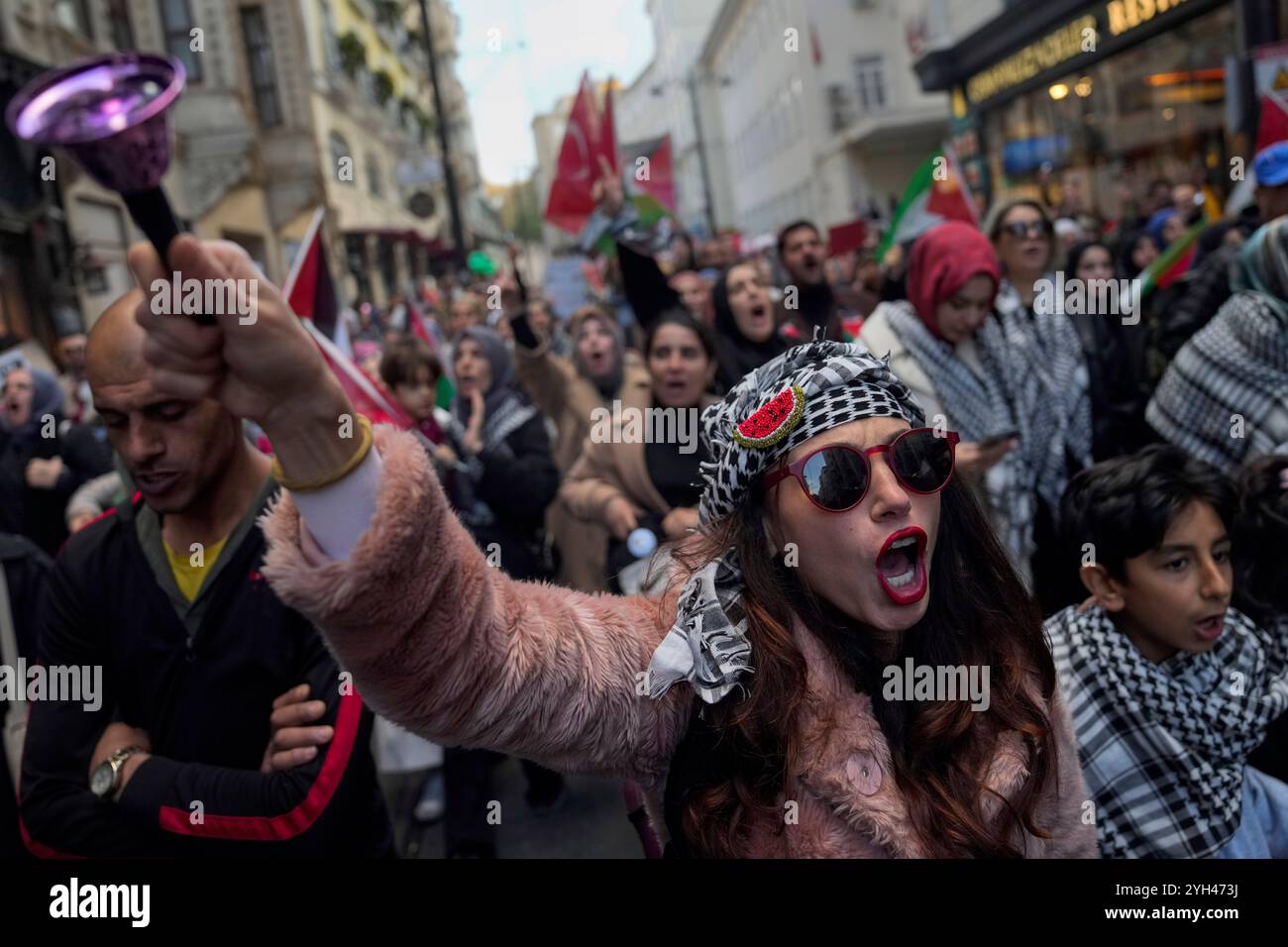 People chant slogans during a pro-Palestinian protest in Istanbul, Turkey, Saturday, Nov. 9, 2024. (AP Photo/Khalil Hamra) Stockfoto