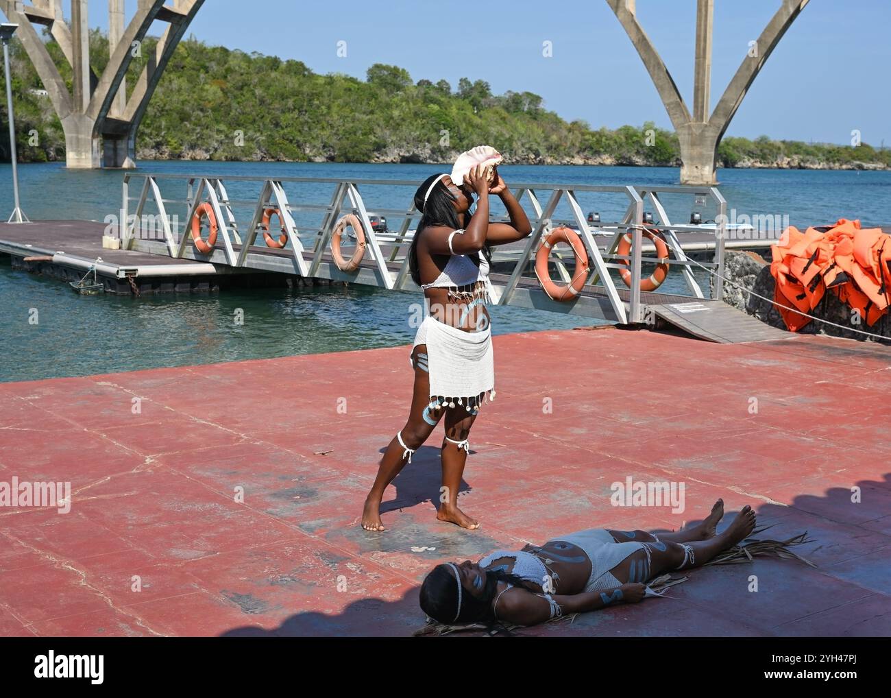 MATANZAS, KUBA - 10. APRIL 2024: Installation von lokalen Ureinwohnern, die von der Eroberung ihrer Insel durch die spanischen Eroberer erzählen Stockfoto