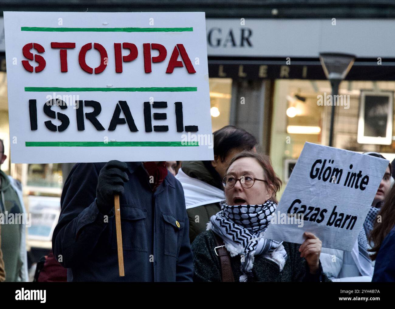 STOCKHOLM, SCHWEDEN - 9. NOVEMBER 2024: Menschen demonstrieren auf den Straßen Stockholms gegen den Konflikt Israel-Palästina. Stockfoto