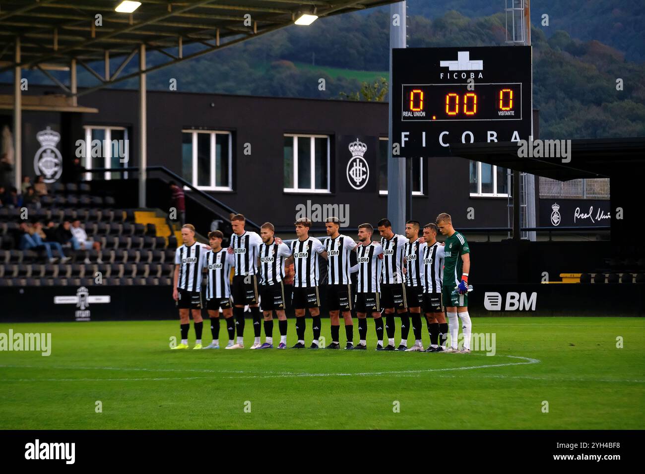 Irún, Gipuzkoa, Spanien, 9. November 2024. Real Unión Spieler während des Schweigens für die Opfer in Valencia im Spiel von Real Unión gegen S.D. Ponferradina im Rahmen des 1. RFEF Spaniens am 9. November 2024 im Stadion Gal in Irún, Gipuzkoa, Spanien. Quelle: Rubén Gil/Alamy Live News. Stockfoto