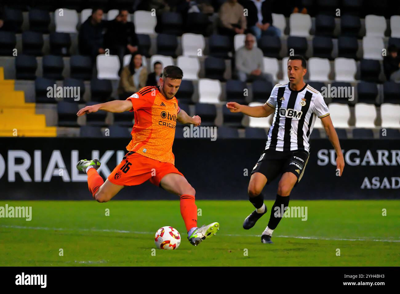 Irún, Gipuzkoa, Spanien, 9. November 2024. Markel Lozano und Koldo Obieta wetteiferten um den Ball im Match von Real Unión gegen S.D. Ponferradina im Rahmen des 1. Spanischen RFEF am 9. November 2024 im Stadion Gal in Irún, Gipuzkoa, Spanien. Quelle: Rubén Gil/Alamy Live News. Stockfoto