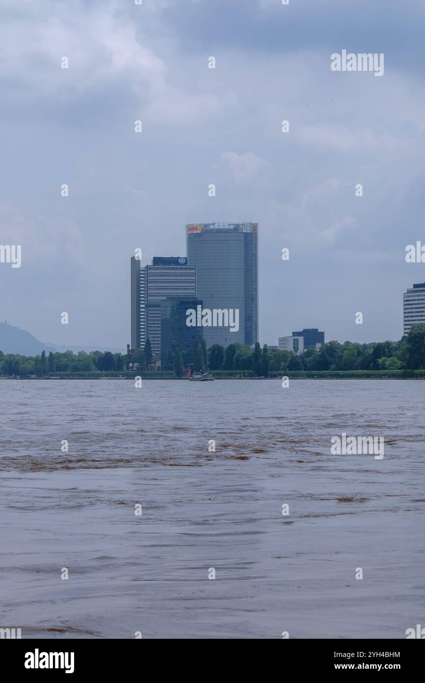 Bonn, Deutschland - 21. Mai 2024 : Blick auf den geschwollenen Rhein, den Campus der Vereinten Nationen und den Postturm im Hintergrund in Bonn Stockfoto