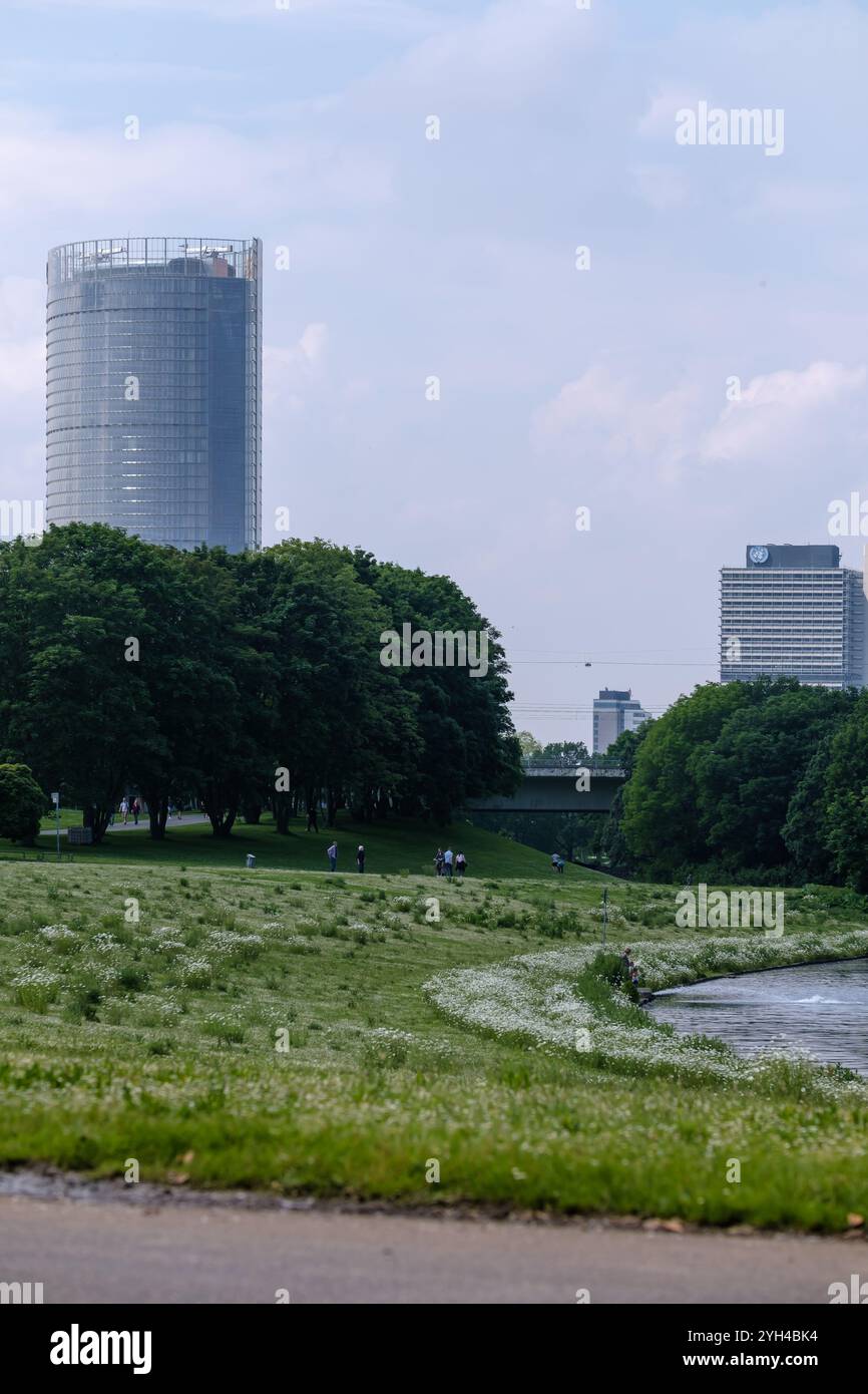 Blick auf den schönen öffentlichen Park Rheinaue, das Hauptquartier der Deutschen Post und das Gebäude der Vereinten Nationen in Bonn Stockfoto